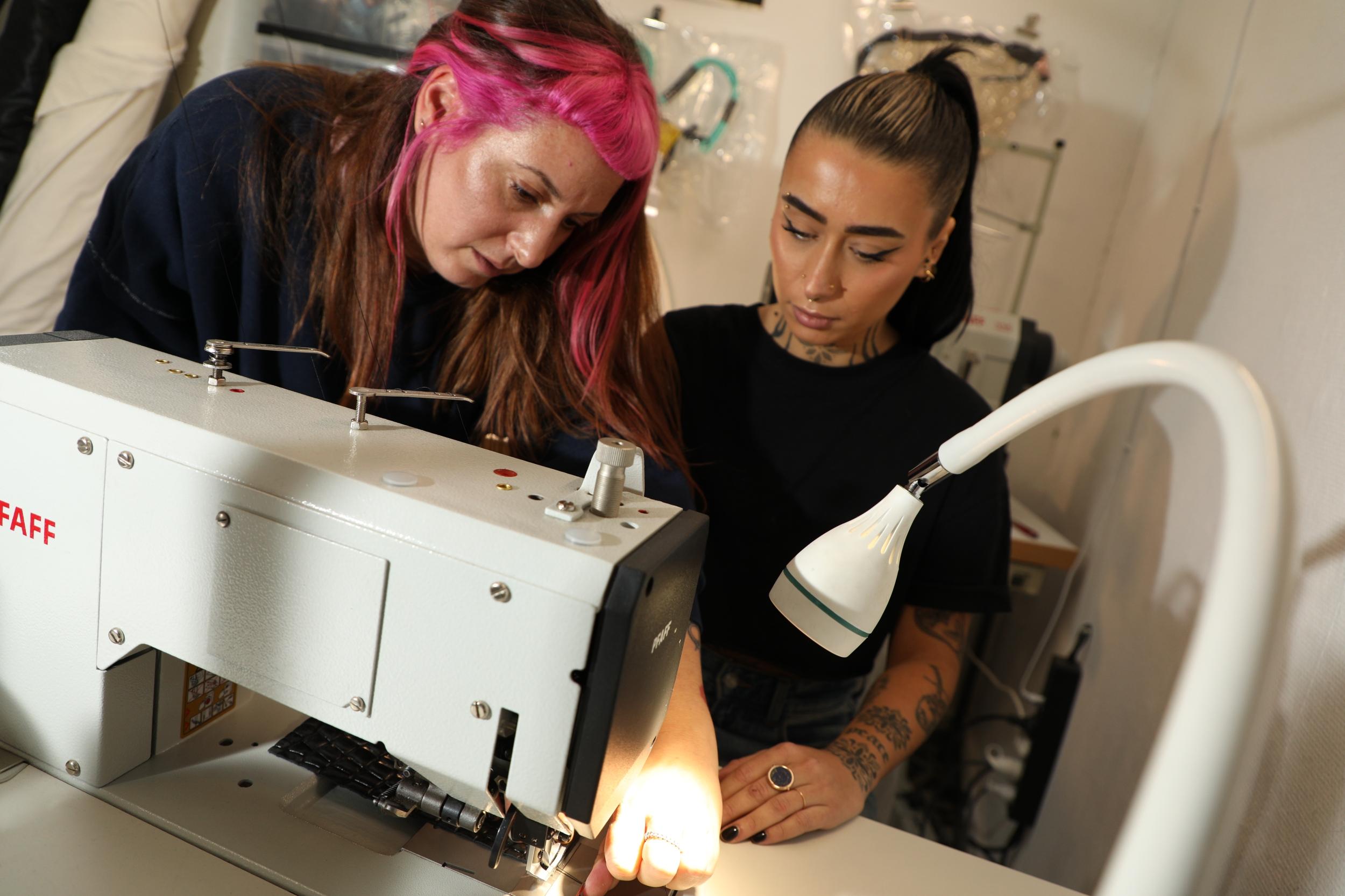 Réalisez votre trio de pièces en cuir recyclé avec Laetitia - Image n°4 - Wecandoo