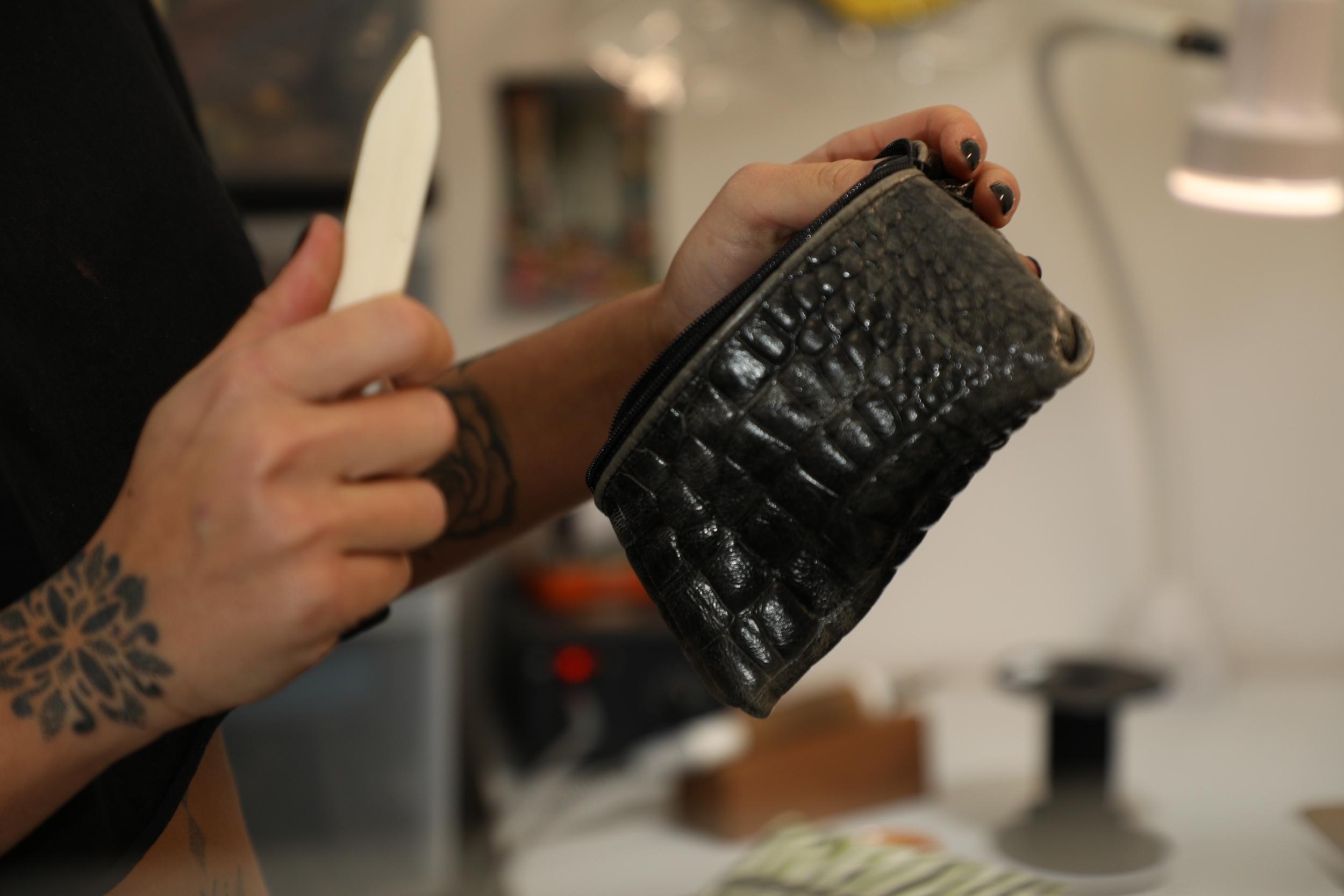 Réalisez votre trio de pièces en cuir recyclé avec Laetitia - Image n°6 - Wecandoo