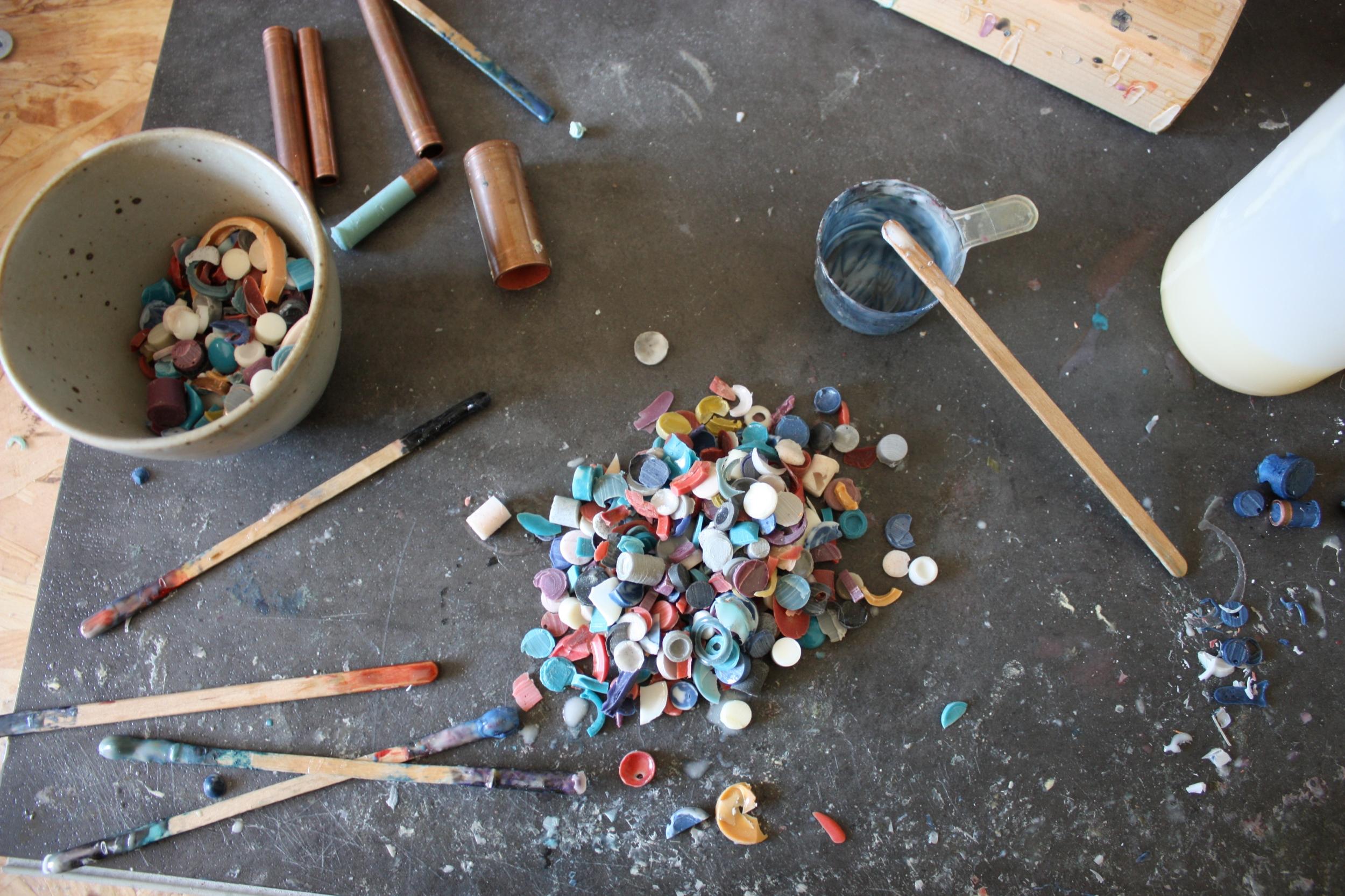 Fabriquez votre broche ou collier en résine colorée - Afbeelding nr. 12 - Wecandoo