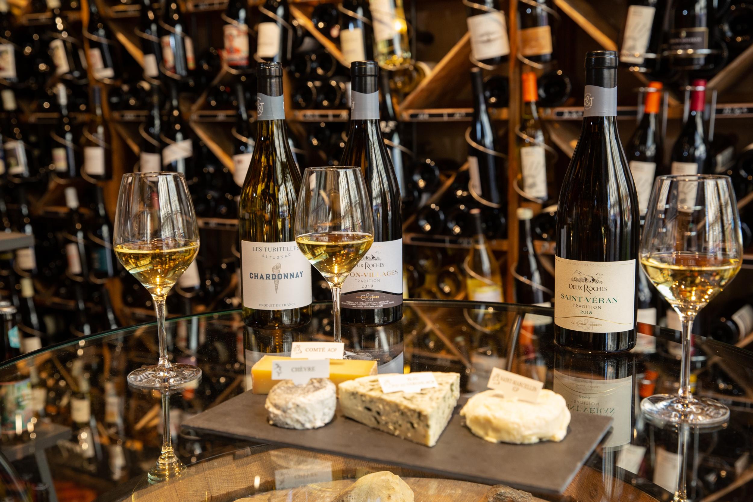 Laissez-vous surprendre lors d’une dégustation de vins, fromages et charcuteries avec Loïc - Image n°1 - Wecandoo