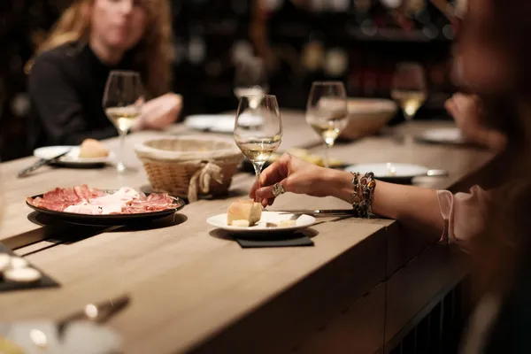 Laissez-vous surprendre lors d’une dégustation de vins, fromages et charcuteries avec Loïc - Image n°2 - Wecandoo