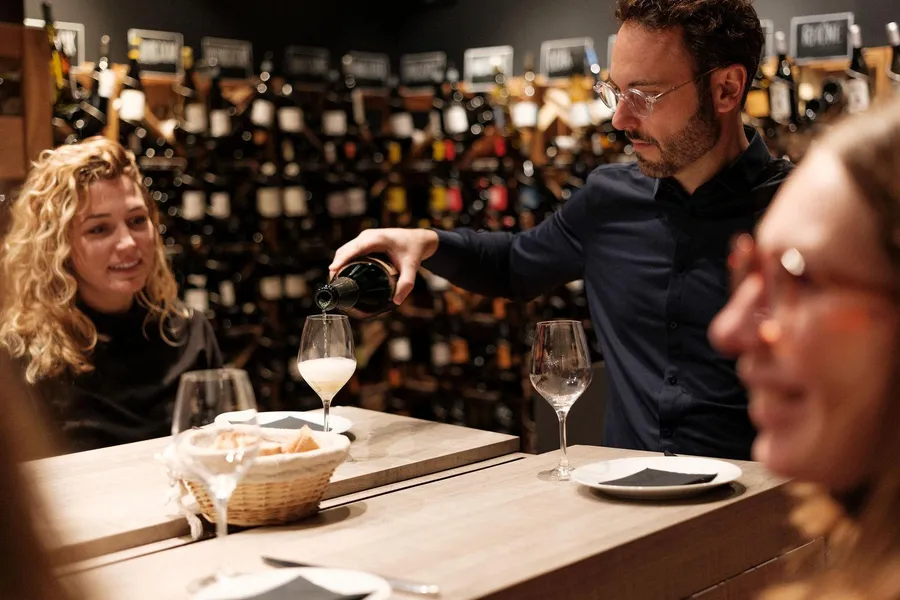 Plongez dans l'univers du champagne et autres bulles avec Loïc - Image n°1 - Wecandoo