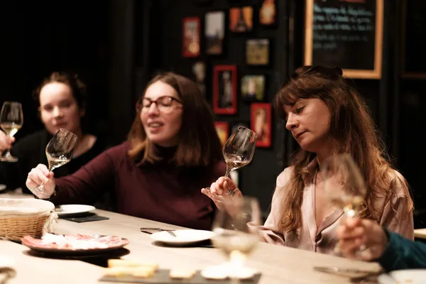 Laissez-vous surprendre lors d’une dégustation de vins, fromages et charcuteries avec Loïc - Image n°3 - Wecandoo