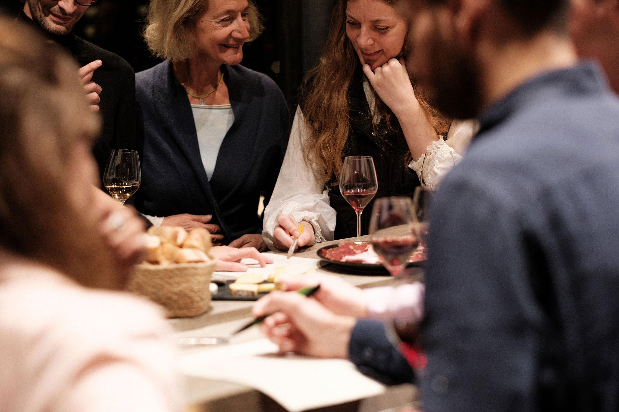 Laissez-vous surprendre lors d’une dégustation de vins, fromages et charcuteries avec Loïc - Image n°8 - Wecandoo