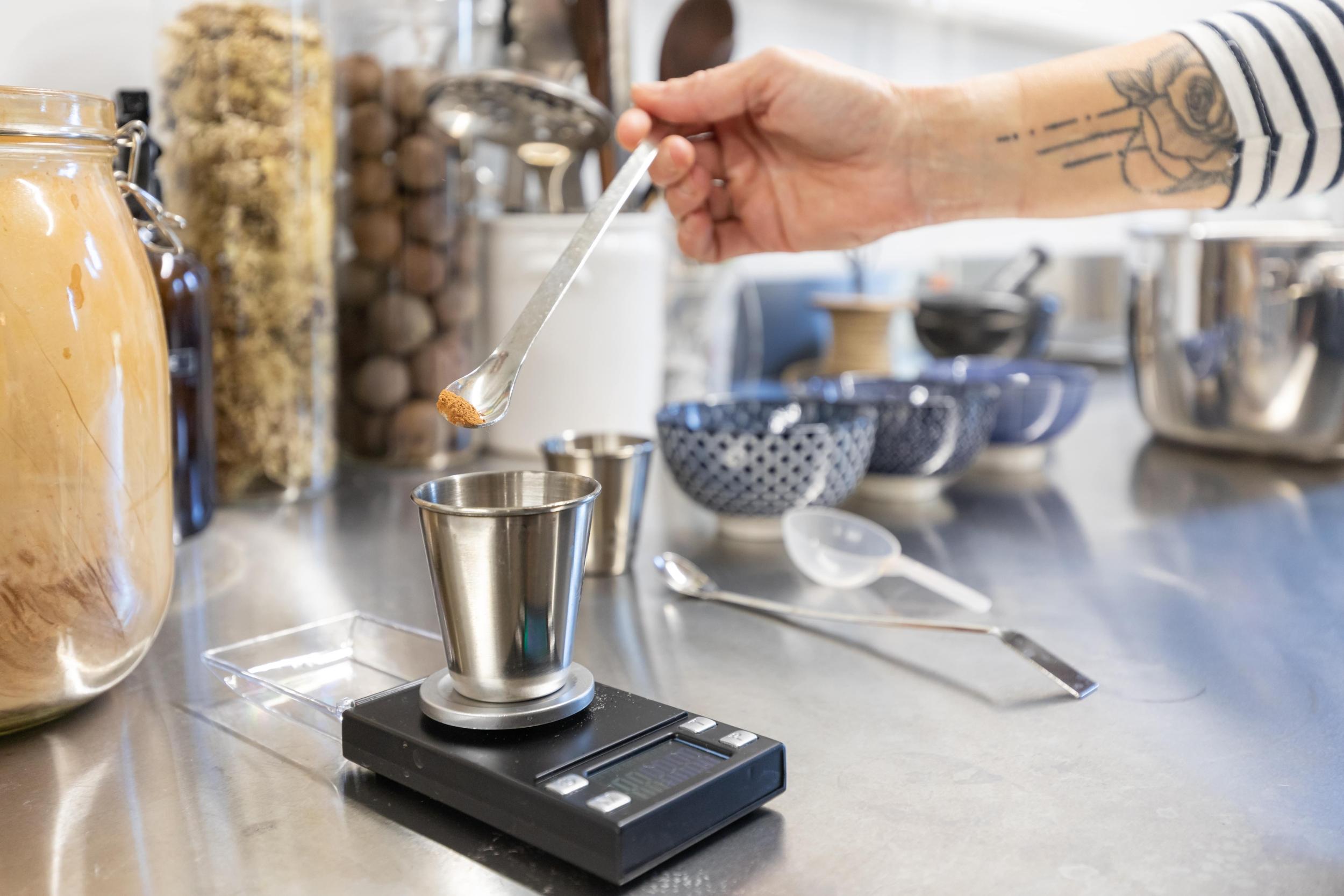 Réalisez votre foulard en soie en teinture végétale avec Kasia - Image n°8 - Wecandoo