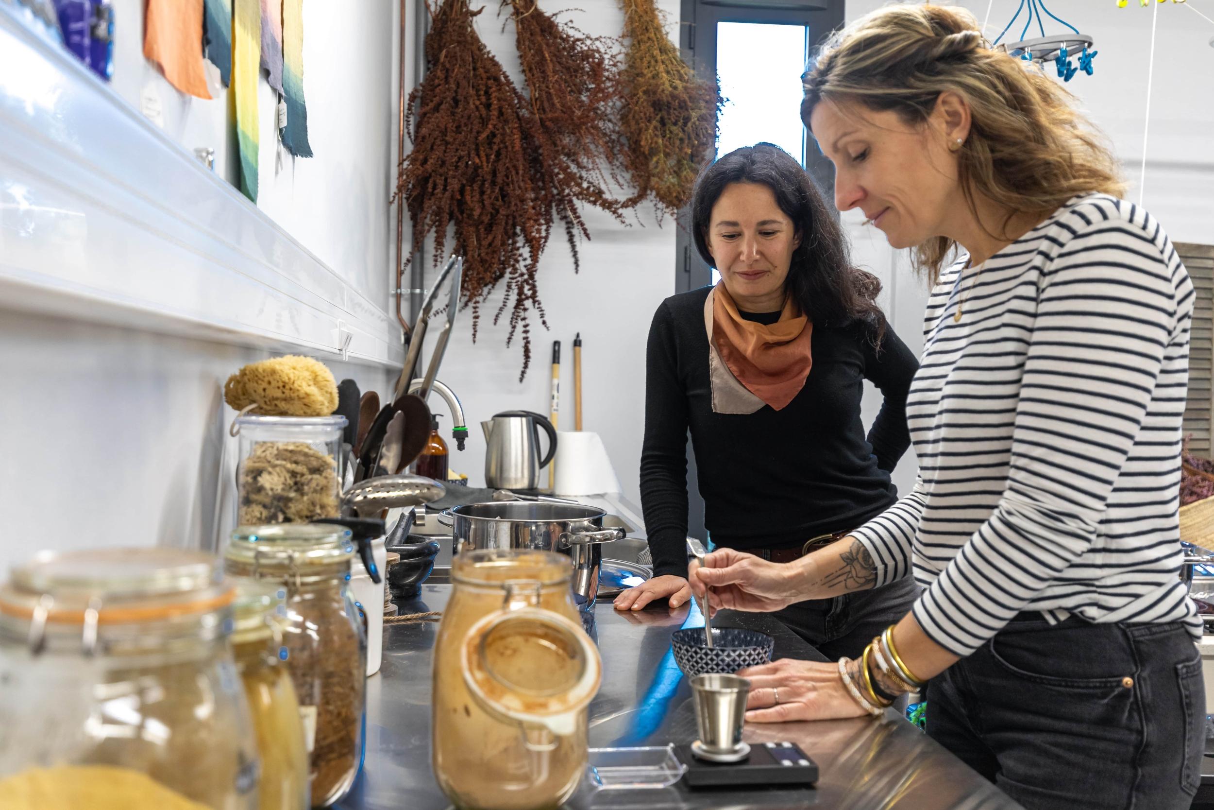 Réalisez votre foulard en soie en teinture végétale avec Kasia - Image n°9 - Wecandoo