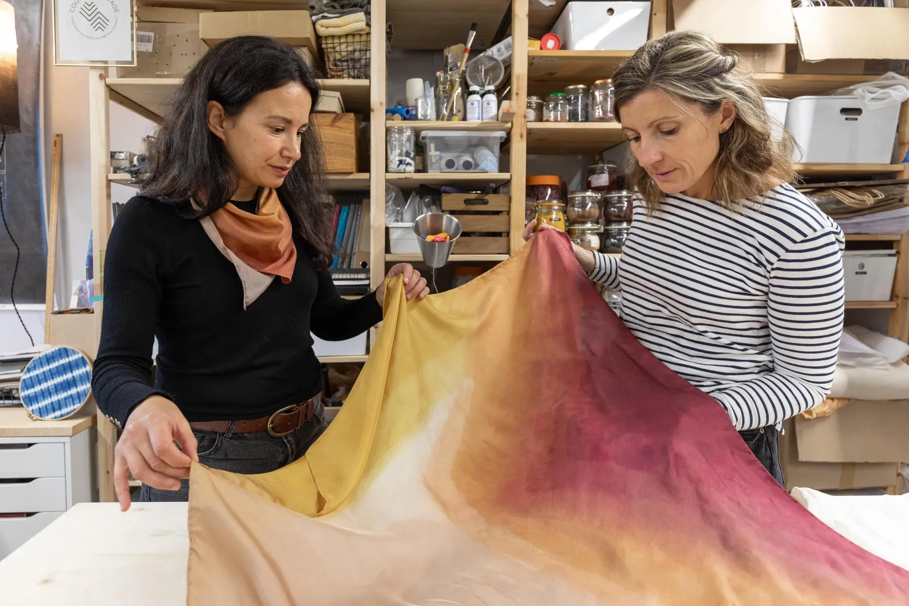 Réalisez votre foulard en soie en teinture végétale avec Kasia - Image n°1 - Wecandoo