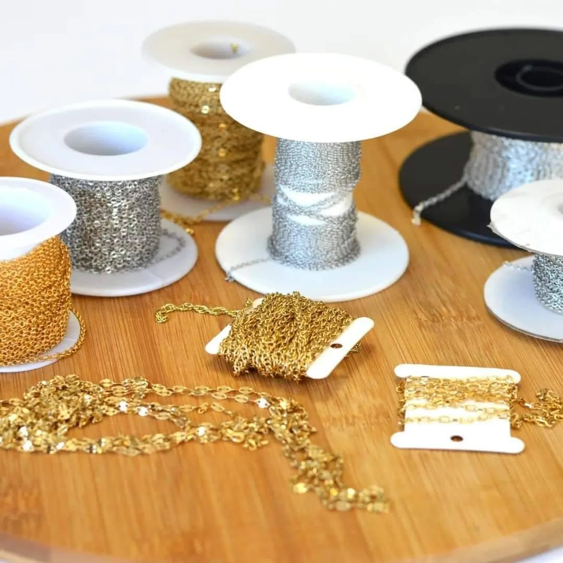 Créez vos bijoux en résine et fleurs séchées avec Célie - Image n°3 - Wecandoo