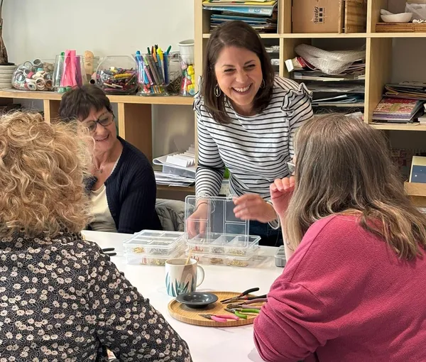 Créez vos bijoux en résine et fleurs séchées avec Célie - Afbeelding nr. 4 - Wecandoo