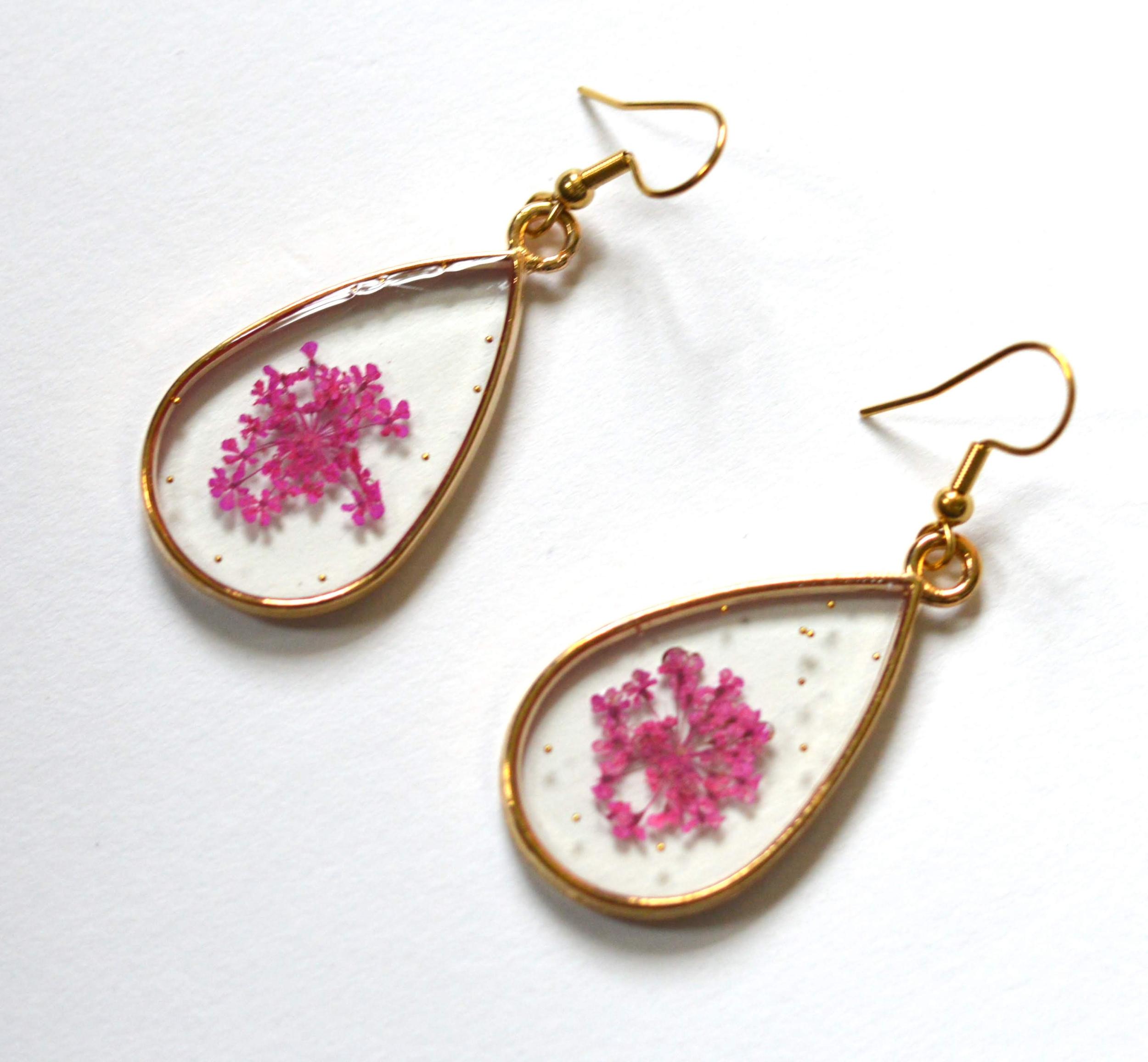 Créez vos bijoux en résine et fleurs séchées avec Célie - Image n°2 - Wecandoo