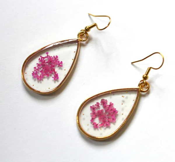 Créez vos bijoux en résine et fleurs séchées avec Célie - Afbeelding nr. 2 - Wecandoo