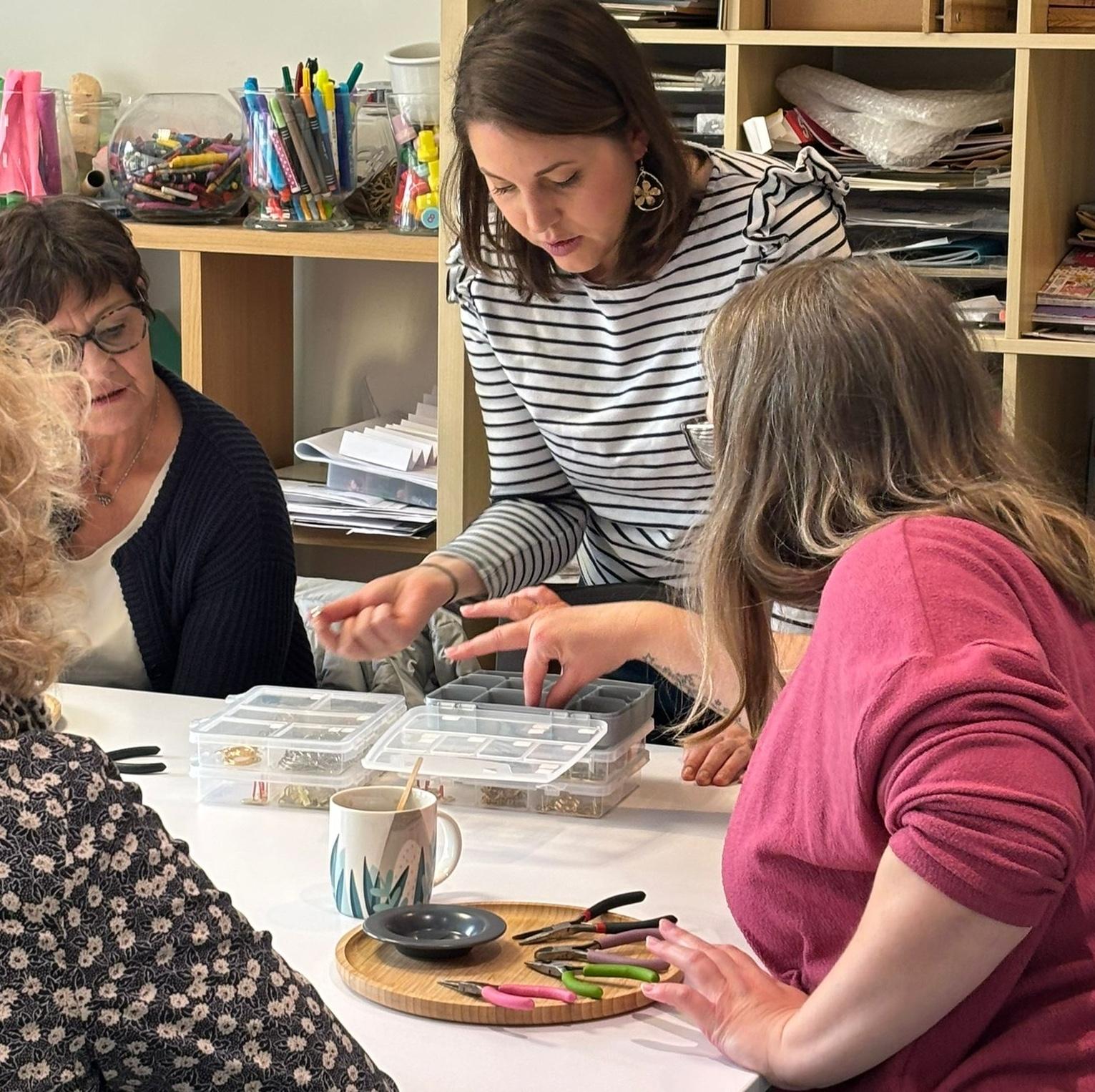 Créez vos bijoux en résine et fleurs séchées avec Célie - Image n°7 - Wecandoo