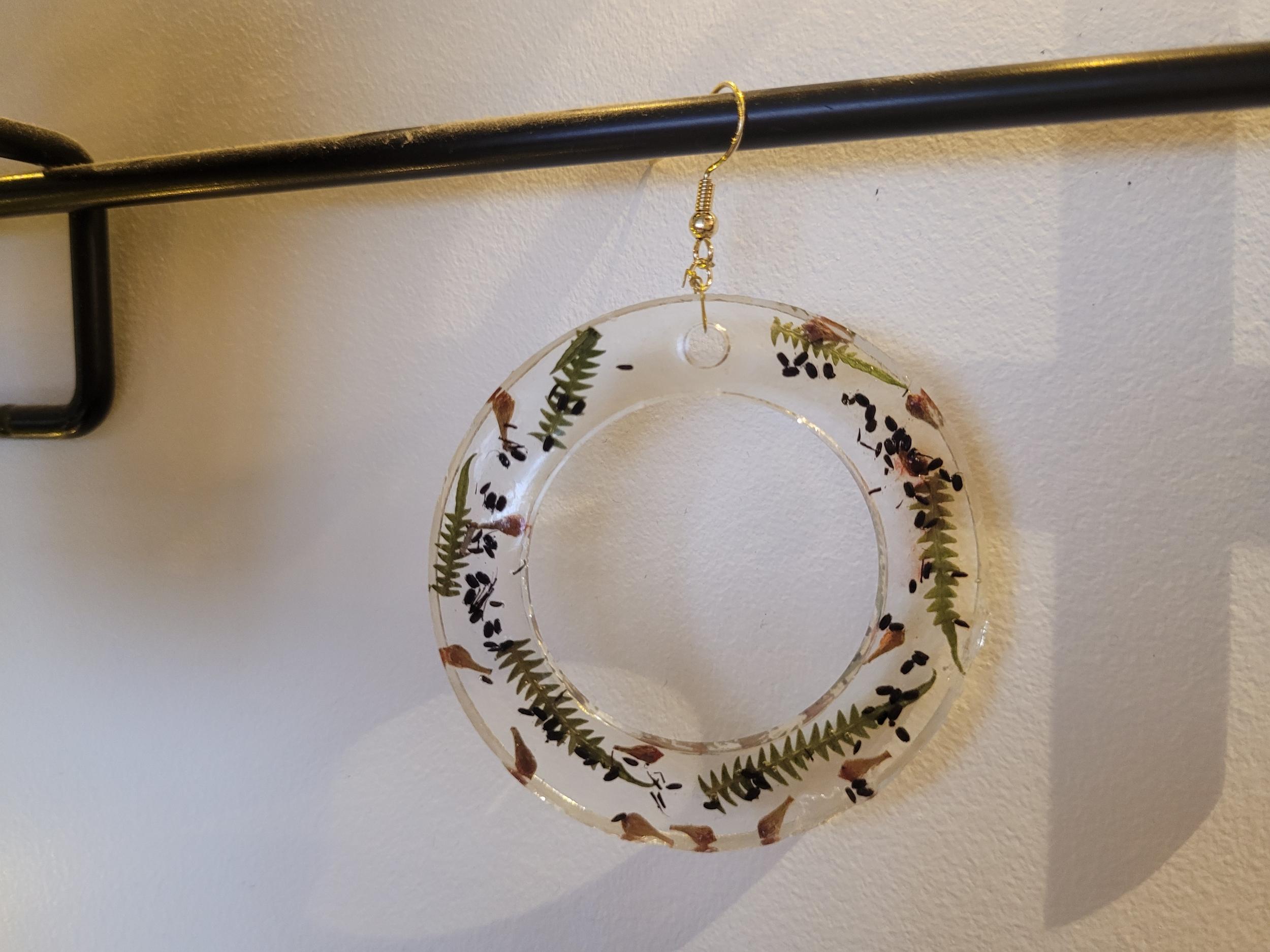 Réalisez vos boucles d'oreilles en fleurs séchées avec Sophie et Maëva - Afbeelding nr. 3 - Wecandoo