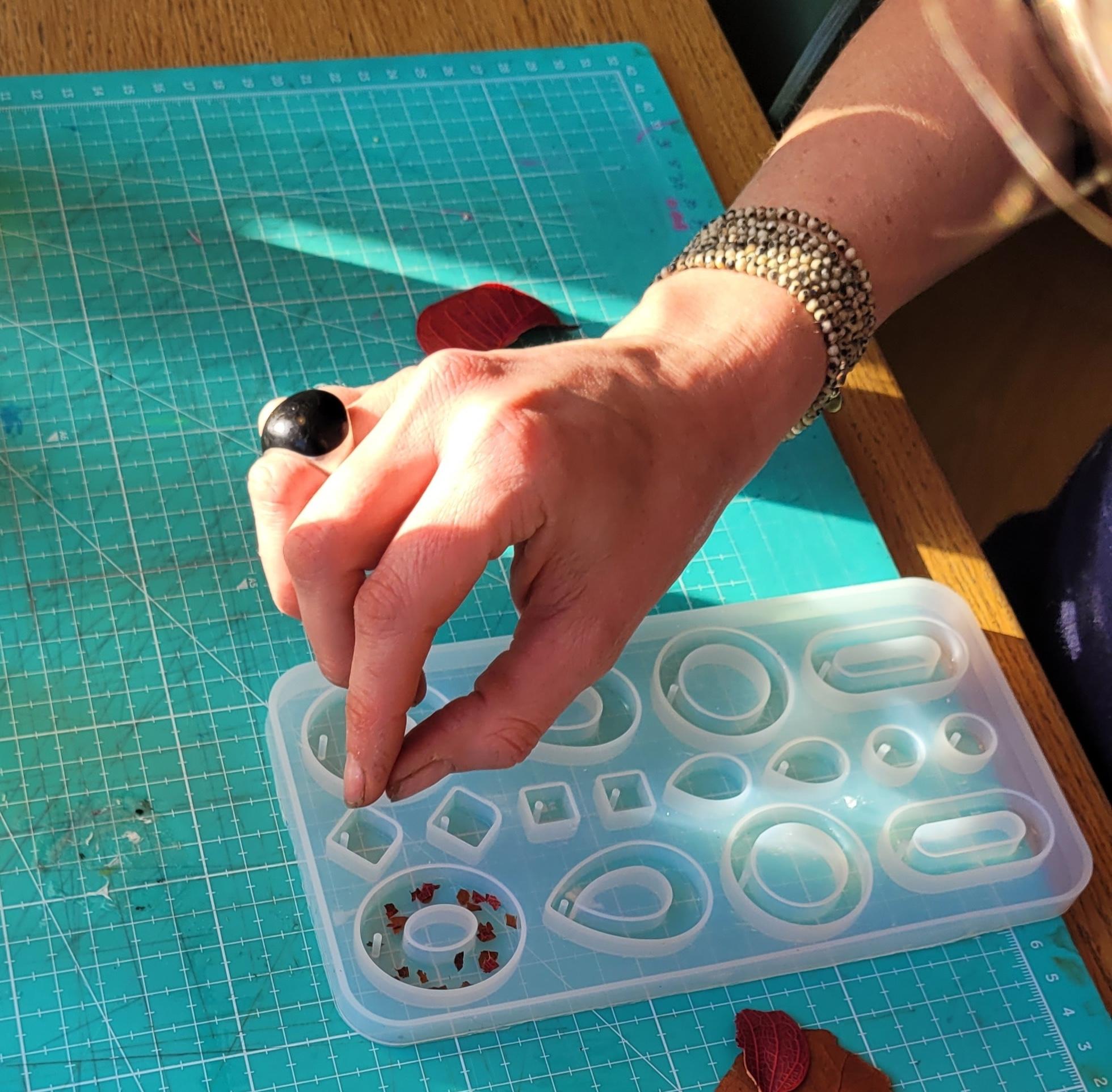 Réalisez vos boucles d'oreilles en fleurs séchées avec Sophie et Maëva - Afbeelding nr. 2 - Wecandoo