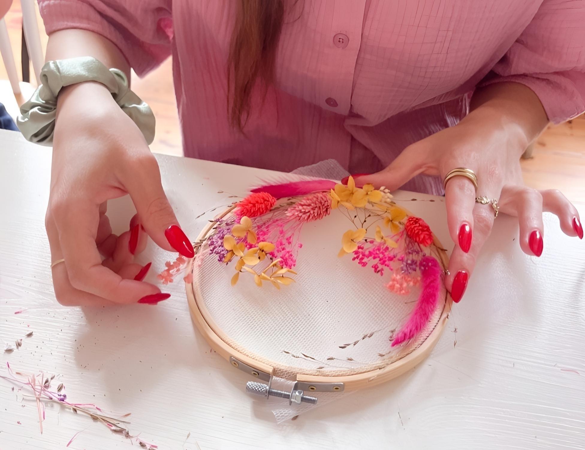 Réalisez une création en fleurs séchées sur tulle avec Amandine - Image n°3 - Wecandoo