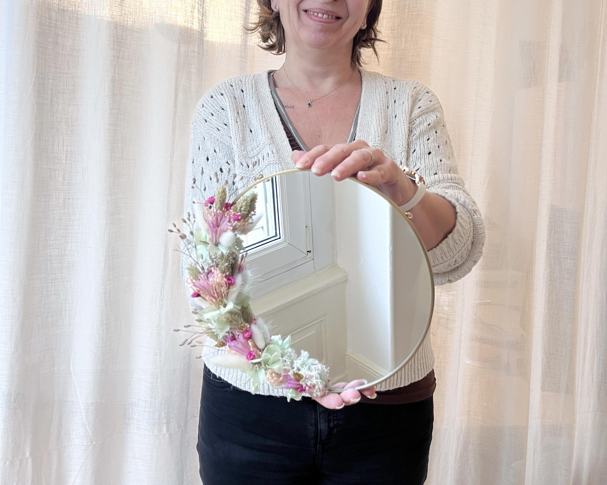 Créez votre miroir décoratif en fleurs séchées avec Amandine - Image n°5 - Wecandoo