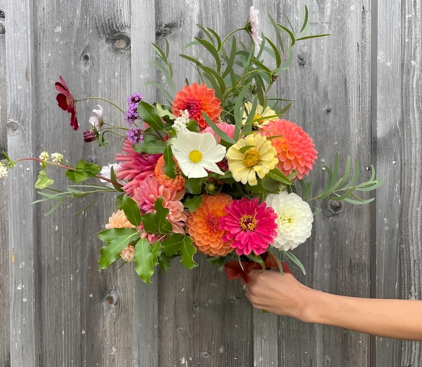 Réalisez une composition florale de saison avec Claire-Charlotte - Image n°2 - Wecandoo