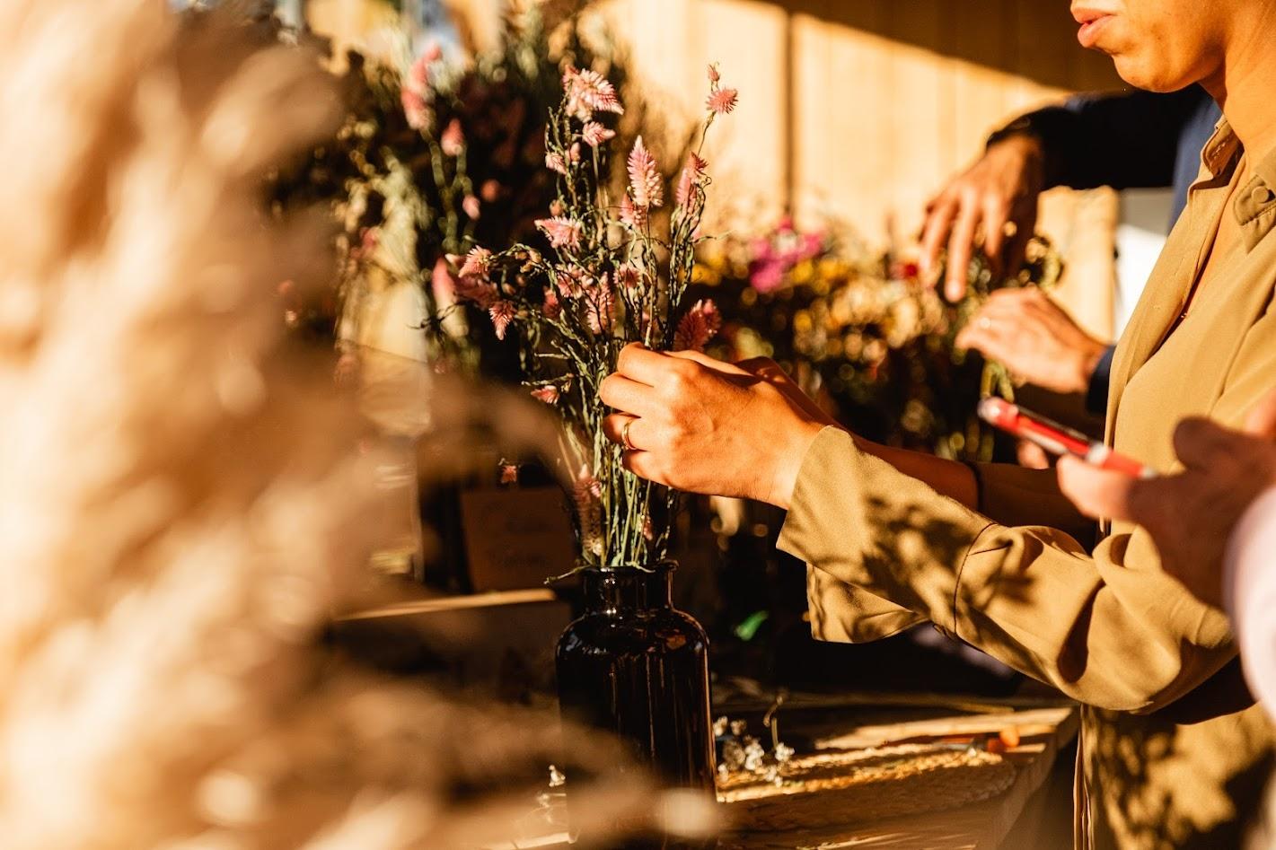 Réalisez une composition florale de saison avec Claire-Charlotte - Image n°4 - Wecandoo