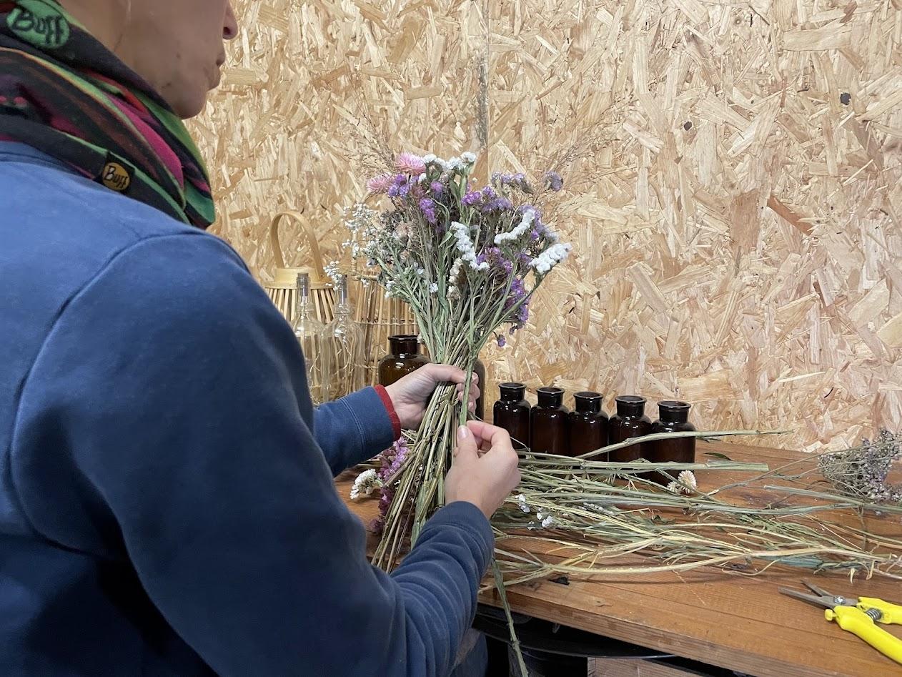 Réalisez une composition florale de saison avec Claire-Charlotte - Image n°7 - Wecandoo