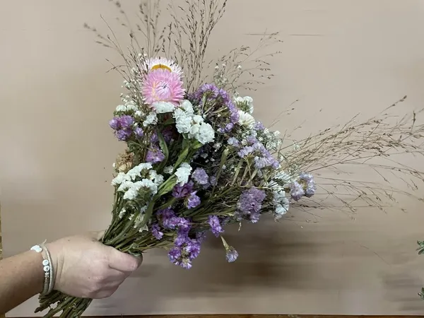 Réalisez une composition florale de saison avec Claire-Charlotte - Image n°5 - Wecandoo