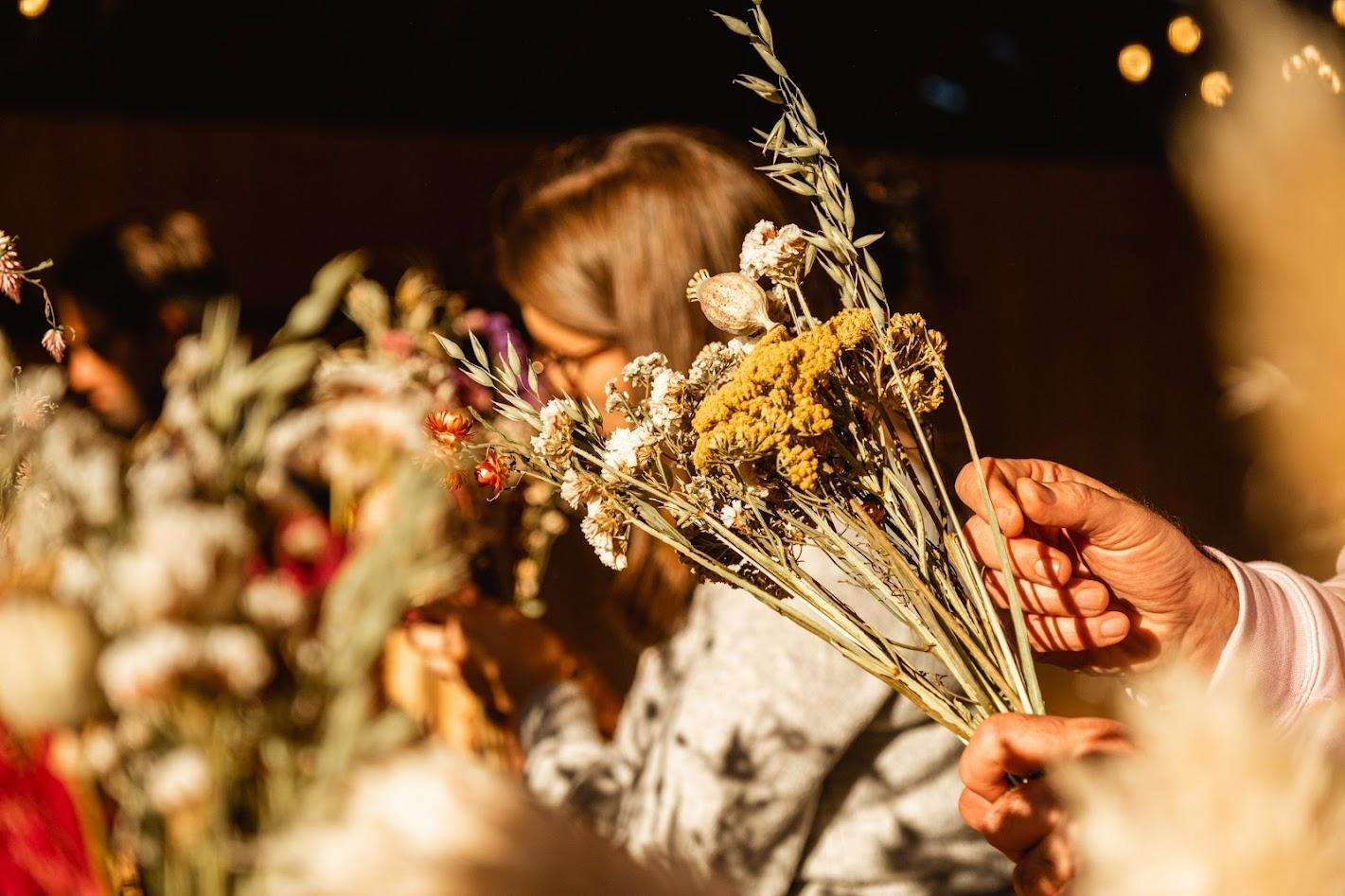 Réalisez une composition florale de saison