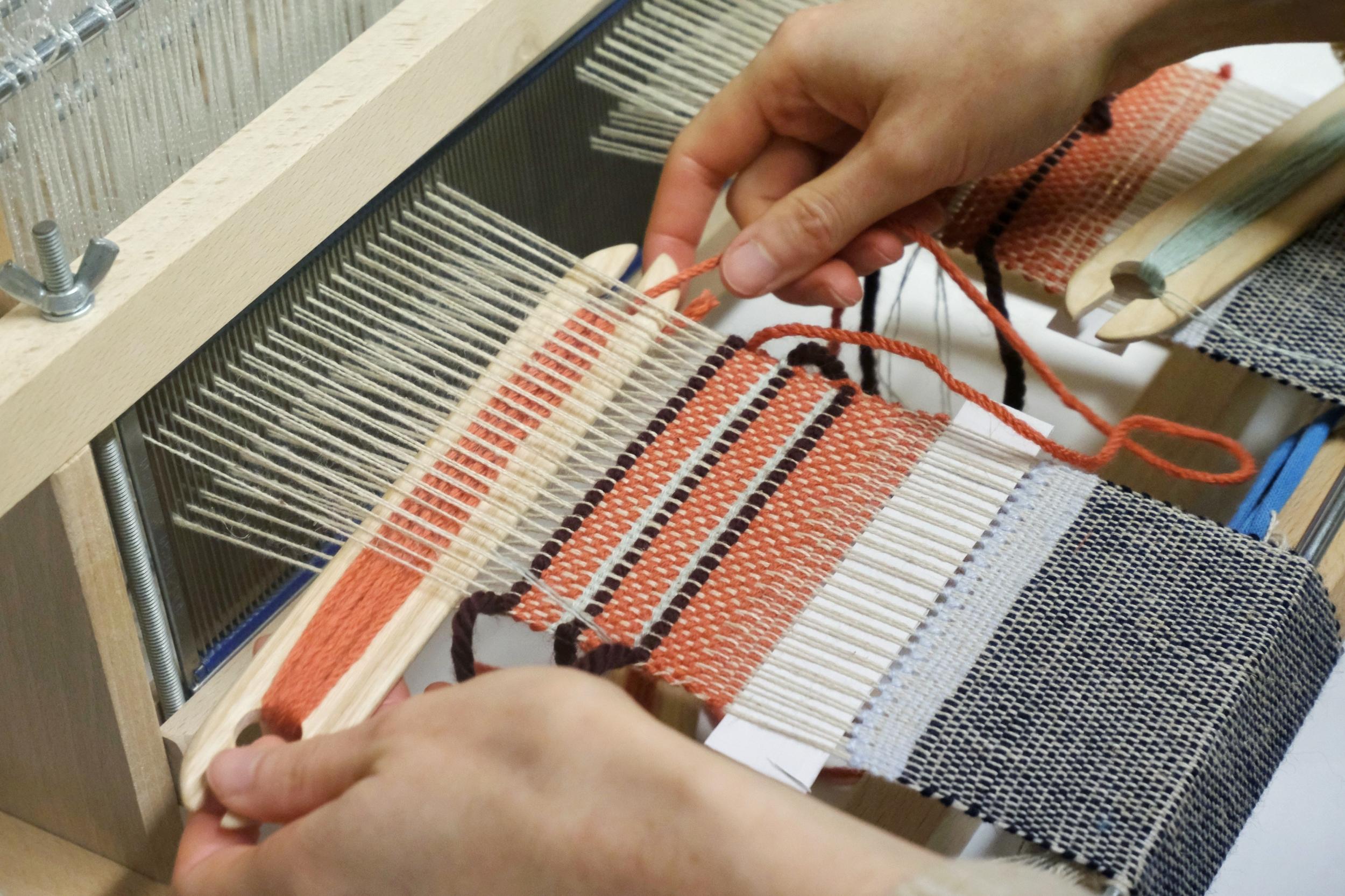 Tissez votre set de dessous de verre avec Coline et Maude - Image n°1 - Wecandoo