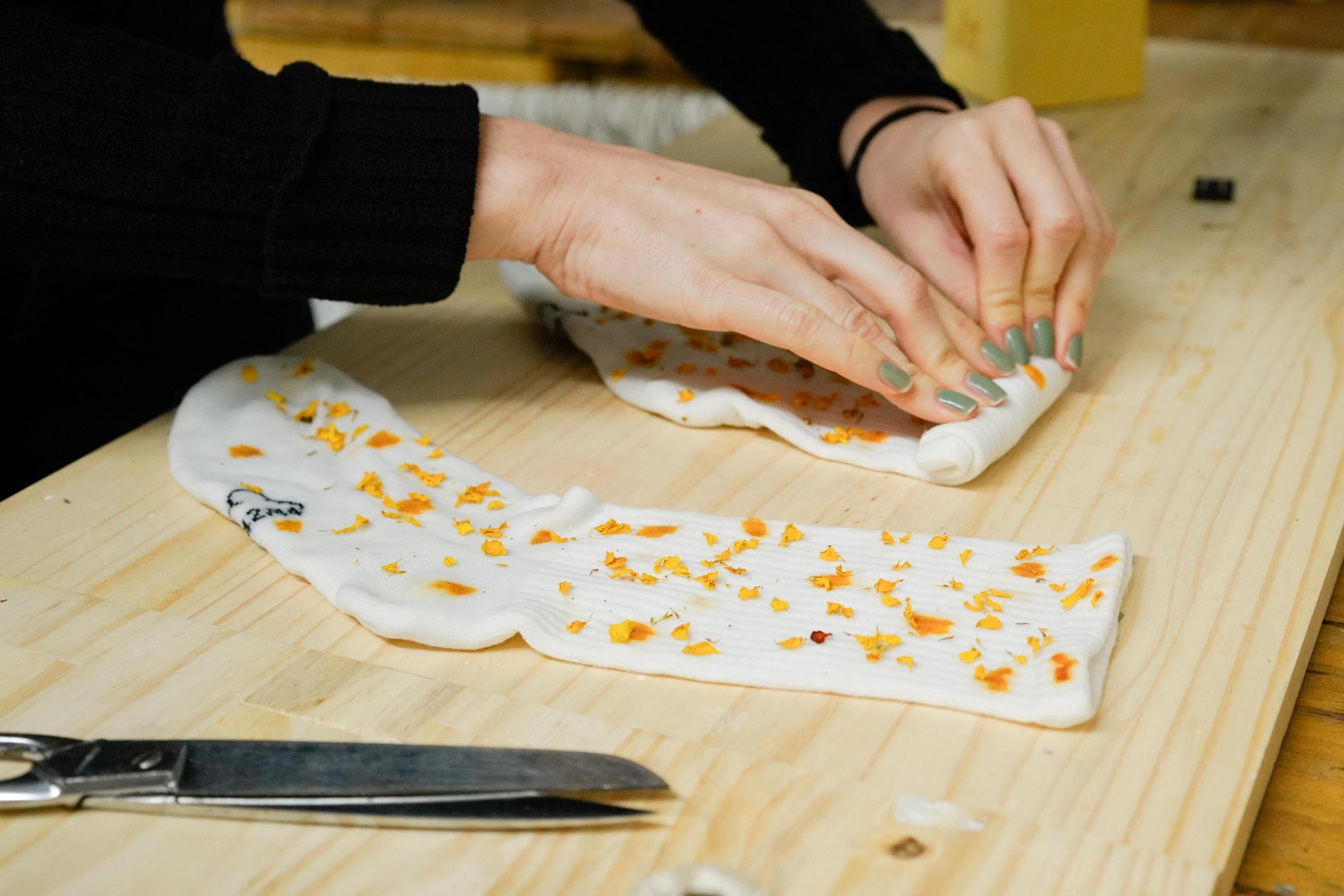 Réalisez votre paire de chaussettes à l'aide d'une teinture végétale avec Marie - Image n°2 - Wecandoo