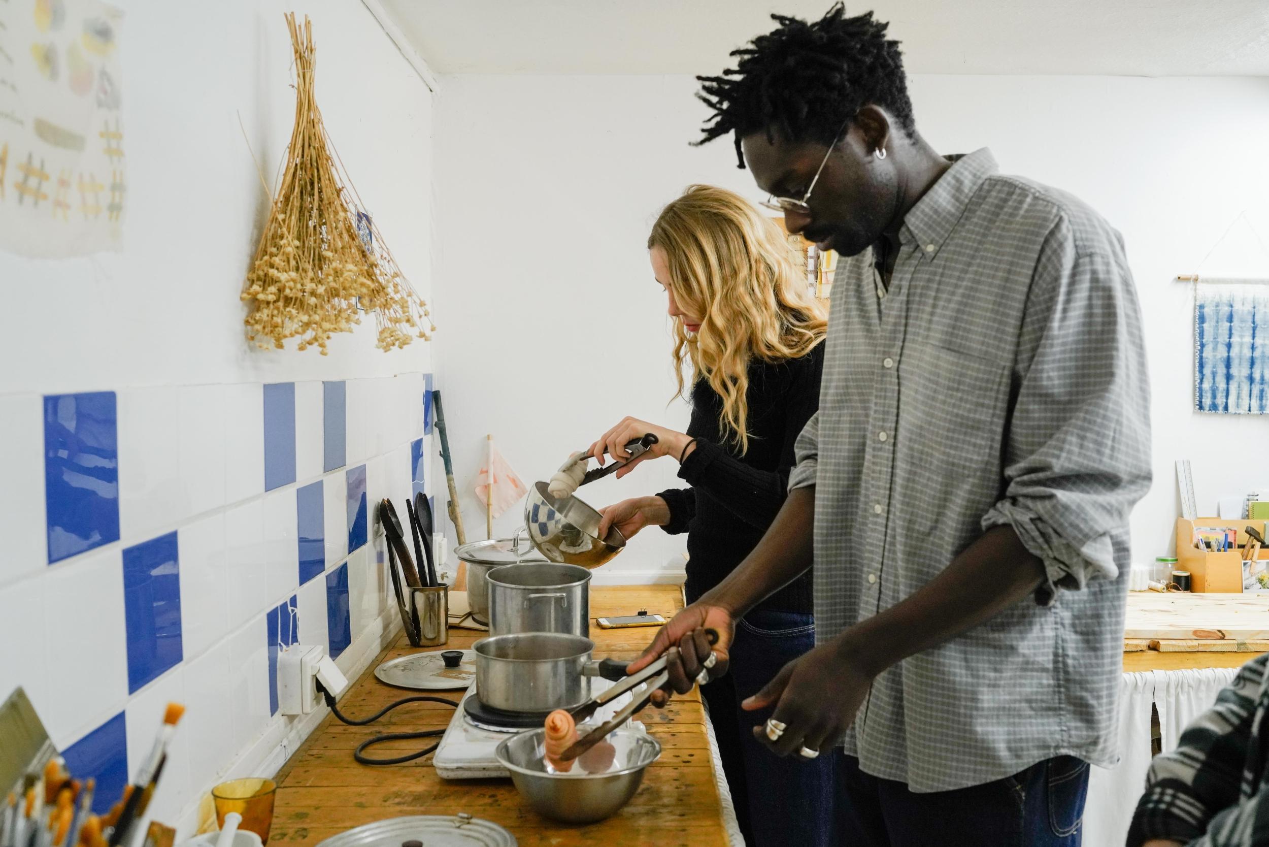 Réalisez votre paire de chaussettes à l'aide d'une teinture végétale avec Marie - Image n°4 - Wecandoo