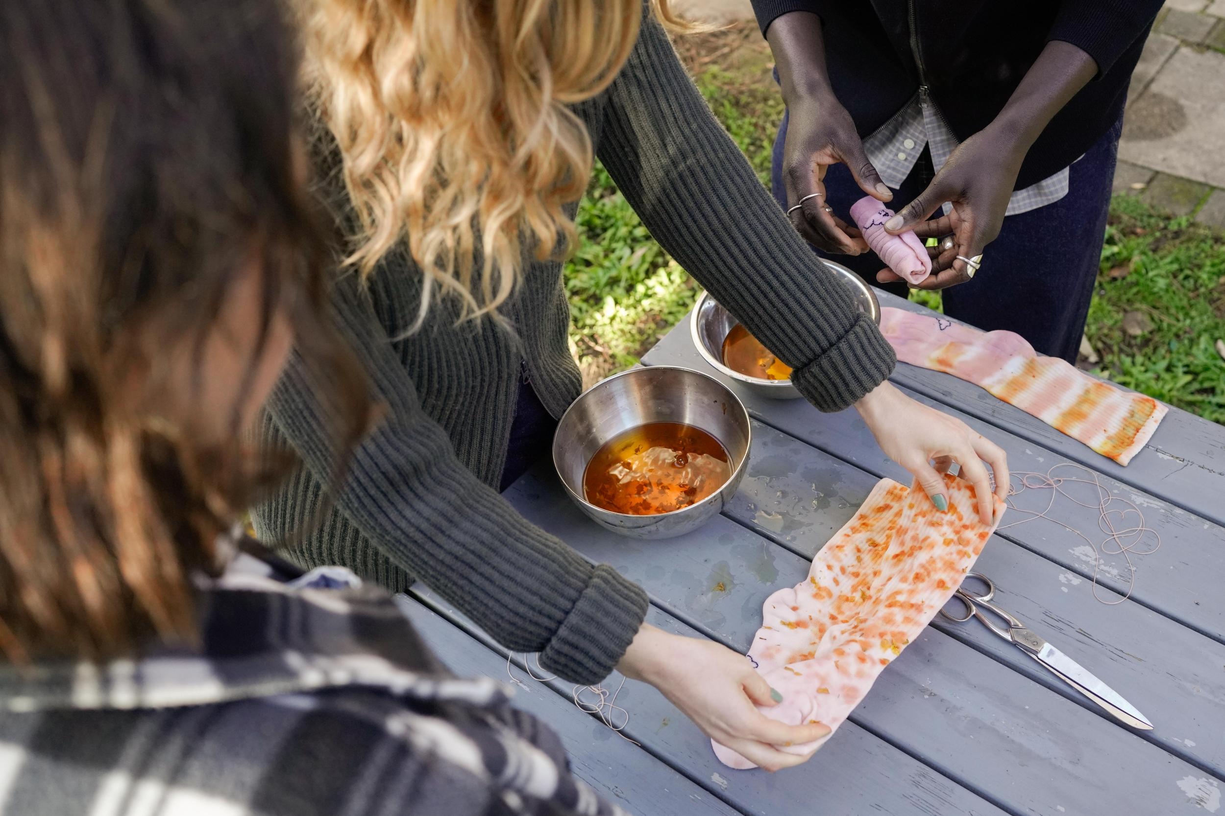 Réalisez votre paire de chaussettes à l'aide d'une teinture végétale avec Marie - Image n°3 - Wecandoo