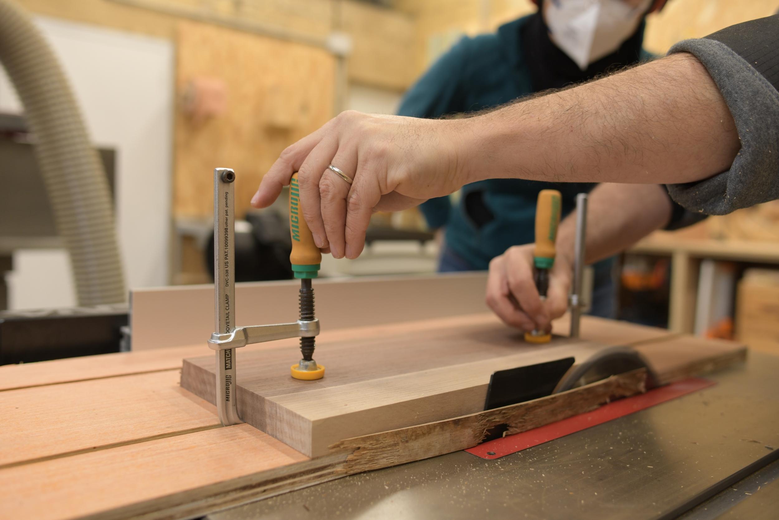 Fabriquez votre lampe en bois local au design épuré avec Jean-Baptiste - Image n°6 - Wecandoo