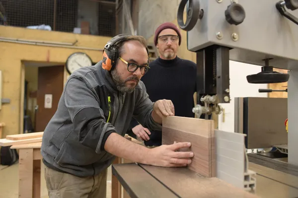 Fabriquez votre lampe en bois local au design épuré avec Jean-Baptiste - Image n°4 - Wecandoo