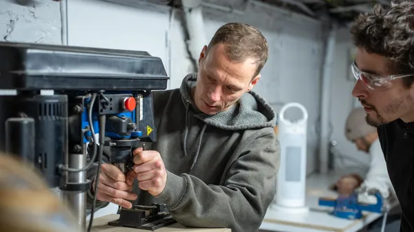 Réalisez votre lampe en bois design avec Camille et Nicolas - Image n°5 - Wecandoo