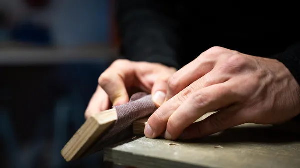 Réalisez votre lampe en bois design avec Camille et Nicolas - Image n°2 - Wecandoo