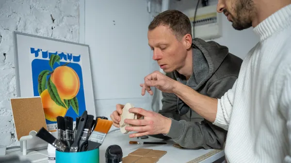 Réalisez votre lampe en bois design avec Camille et Nicolas - Image n°3 - Wecandoo