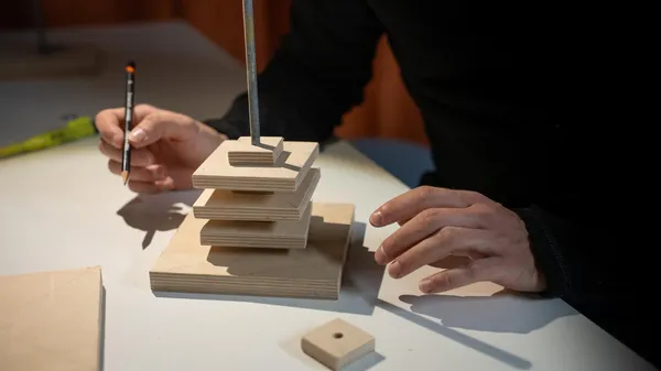 Réalisez votre lampe en bois design avec Camille et Nicolas - Image n°4 - Wecandoo