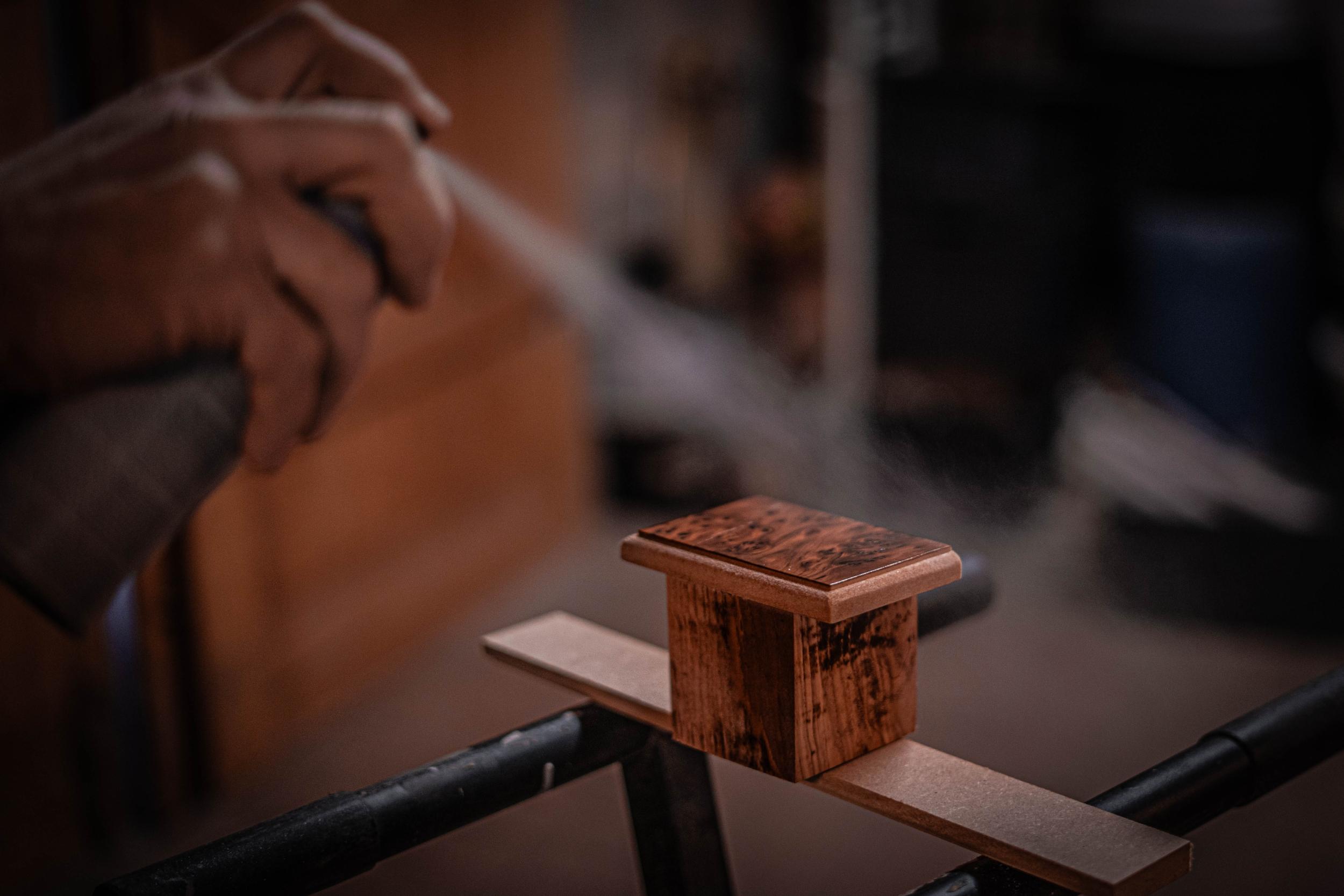 Réalisez votre parure de bureau en marqueterie de bois avec David - Image n°6 - Wecandoo