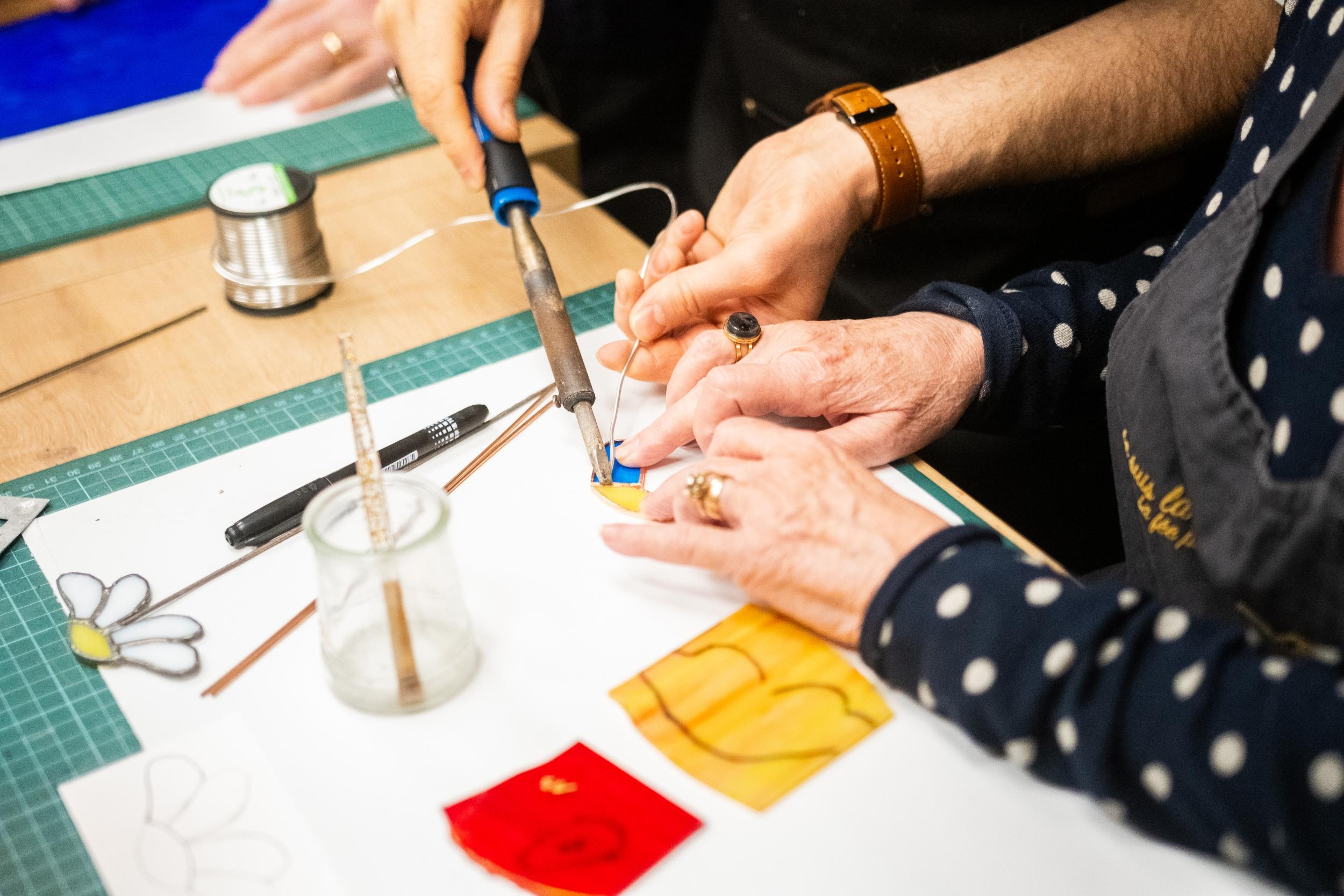 Initiez-vous à l'art du vitrail Tiffany avec Luis - Image n°5 - Wecandoo