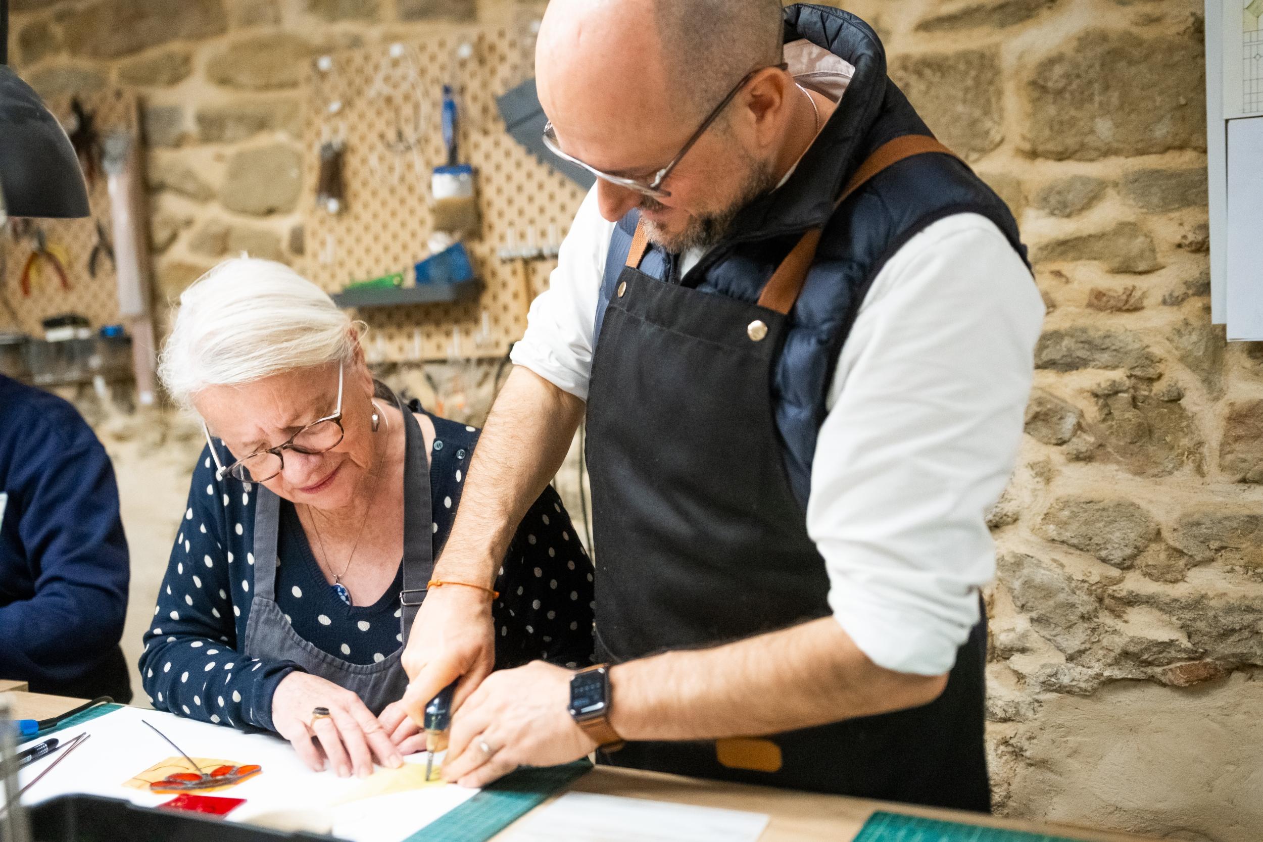 Initiez-vous à l'art du vitrail Tiffany avec Luis - Image n°8 - Wecandoo