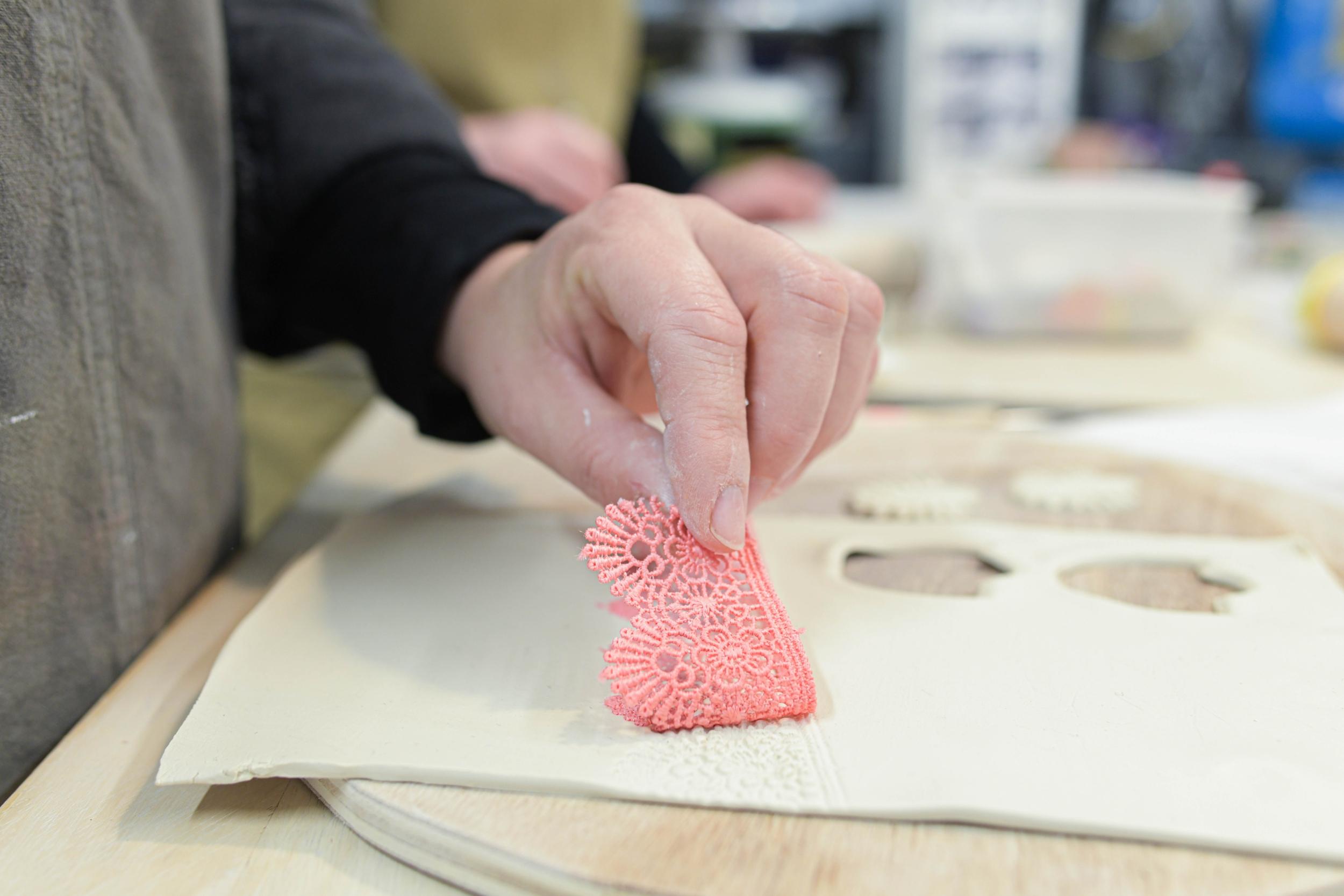 Créez vos boucles d'oreilles en porcelaine avec Angélique - Image n°7 - Wecandoo