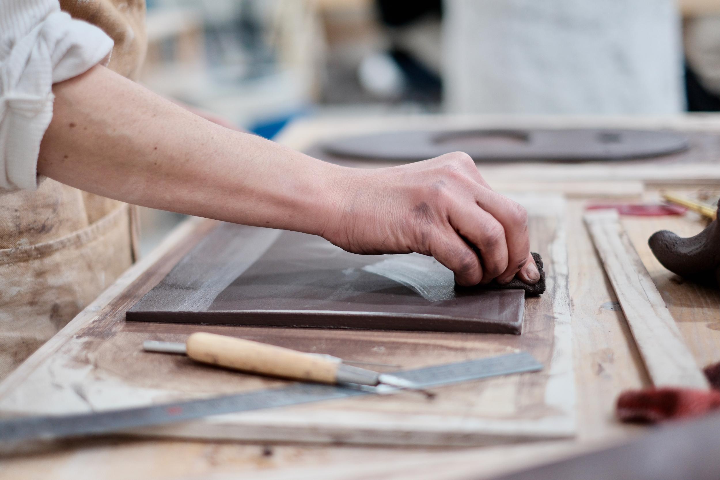 Modelez votre carafe en terres mêlées avec Manon - Image n°2 - Wecandoo