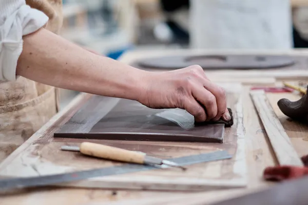 Modelez votre carafe en terre mêlée avec Manon - Image n°2 - Wecandoo