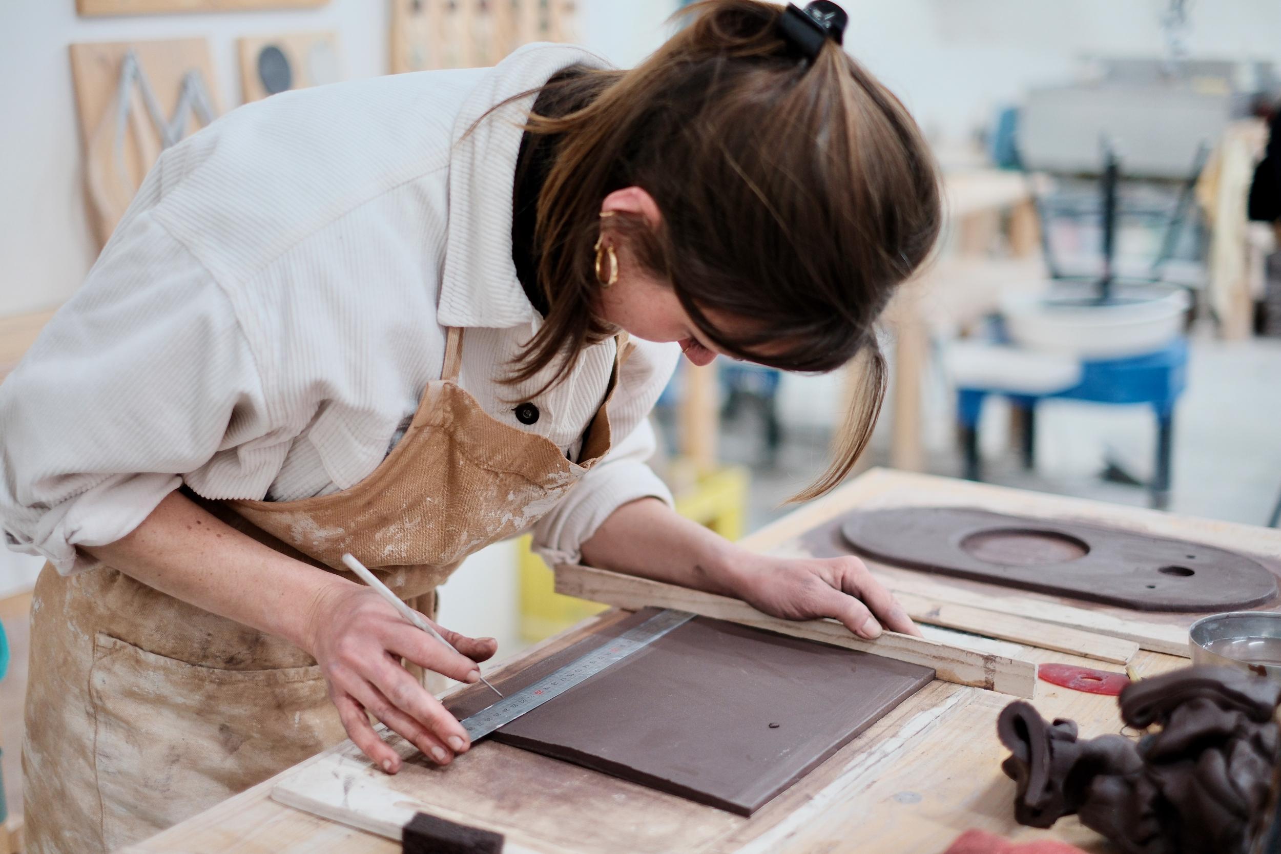 Modelez votre carafe en terres mêlées avec Manon - Image n°3 - Wecandoo