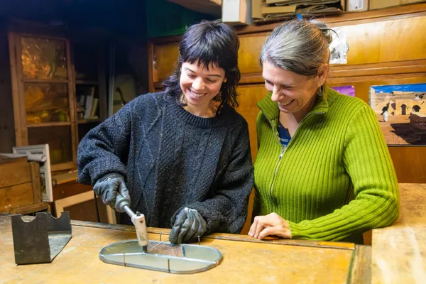 Découvrez la technique du vitrail sur une journée avec Corinne - Image n°2 - Wecandoo