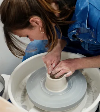 Tournez votre tasse en céramique