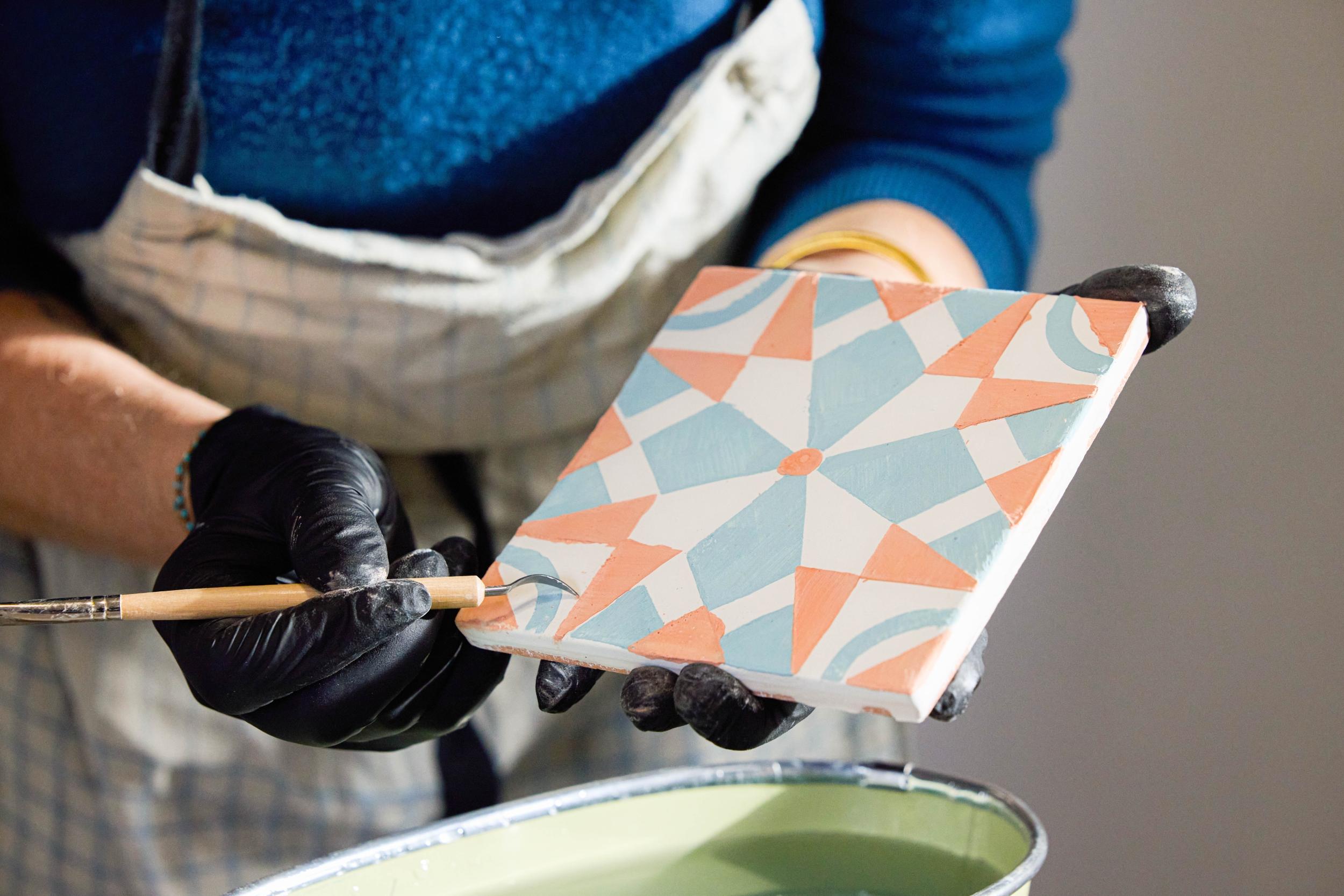 Découvrez la technique portugaise de décor en polychromie sur azulejos - Image n°1 - Wecandoo