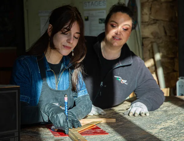 Réalisez votre miroir en vitrail traditionnel au plomb sur une journée avec Cécile - Image n°1 - Wecandoo