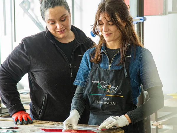 Réalisez votre miroir en vitrail traditionnel au plomb sur une journée avec Cécile - Image n°4 - Wecandoo