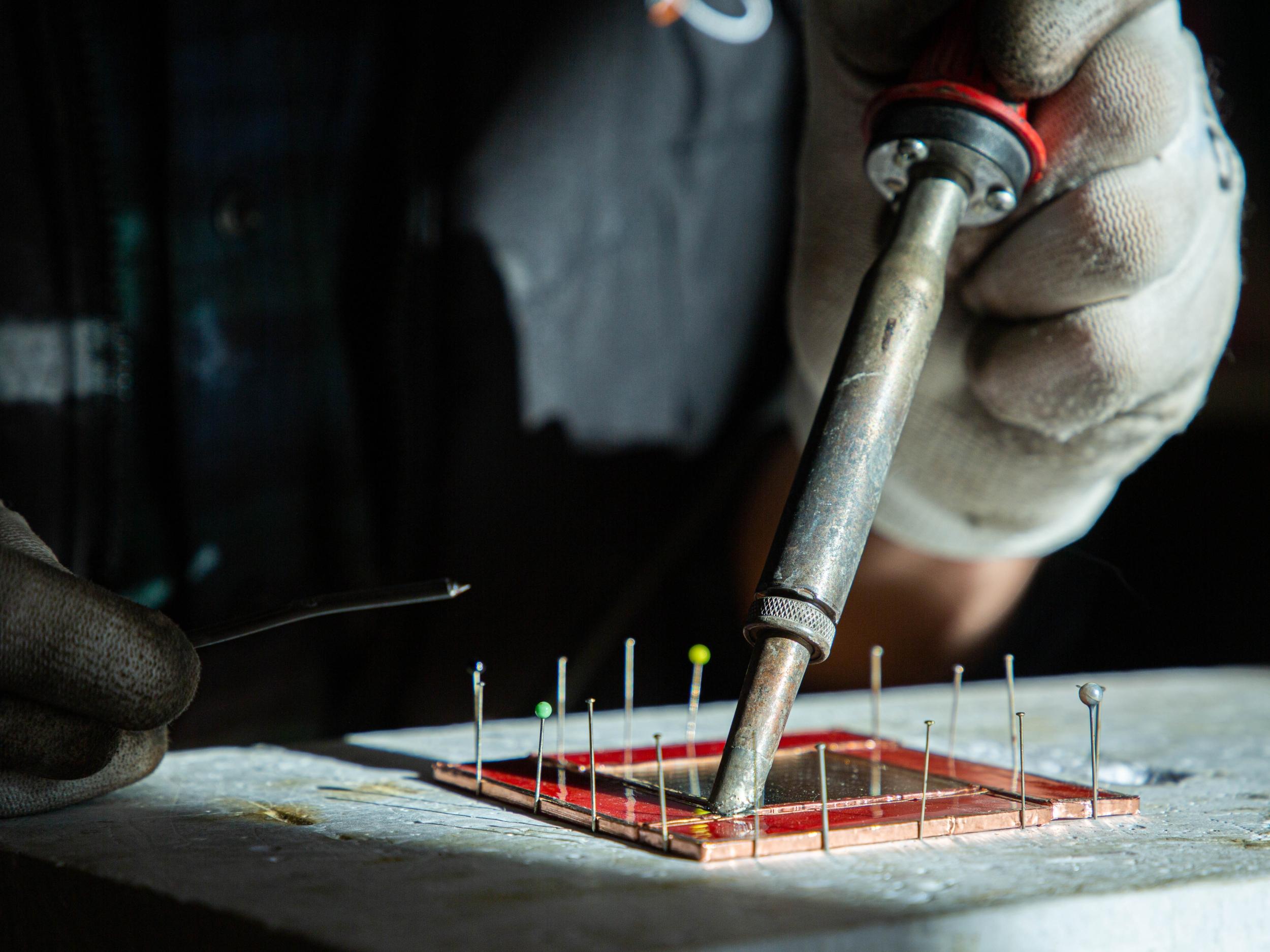 Réalisez votre miroir en vitrail traditionnel au plomb sur une journée avec Cécile - Image n°6 - Wecandoo
