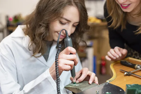 Créez votre bague en or sertie d'un diamant - Image n°3 - Wecandoo