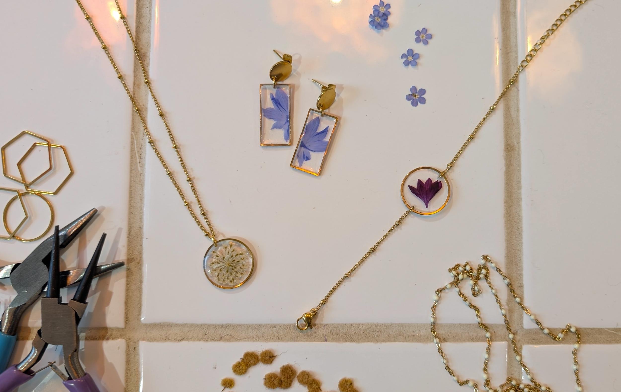 Réalisez votre bijou en résine et en fleurs pressées avec Leana - Image n°3 - Wecandoo